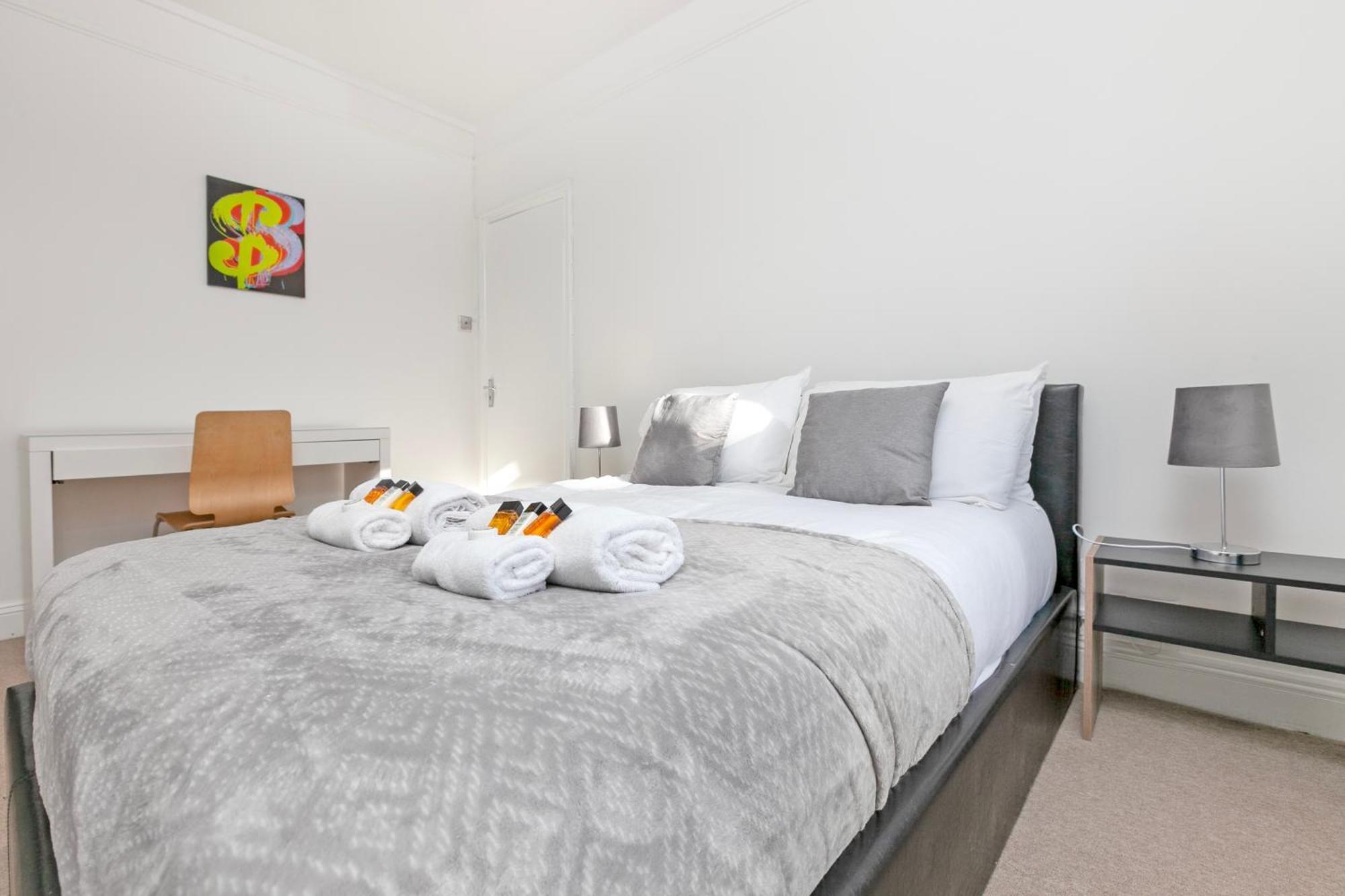 Beautiful 3 Bedroom Flat In Scott Ellis Gardens Londra Exterior foto