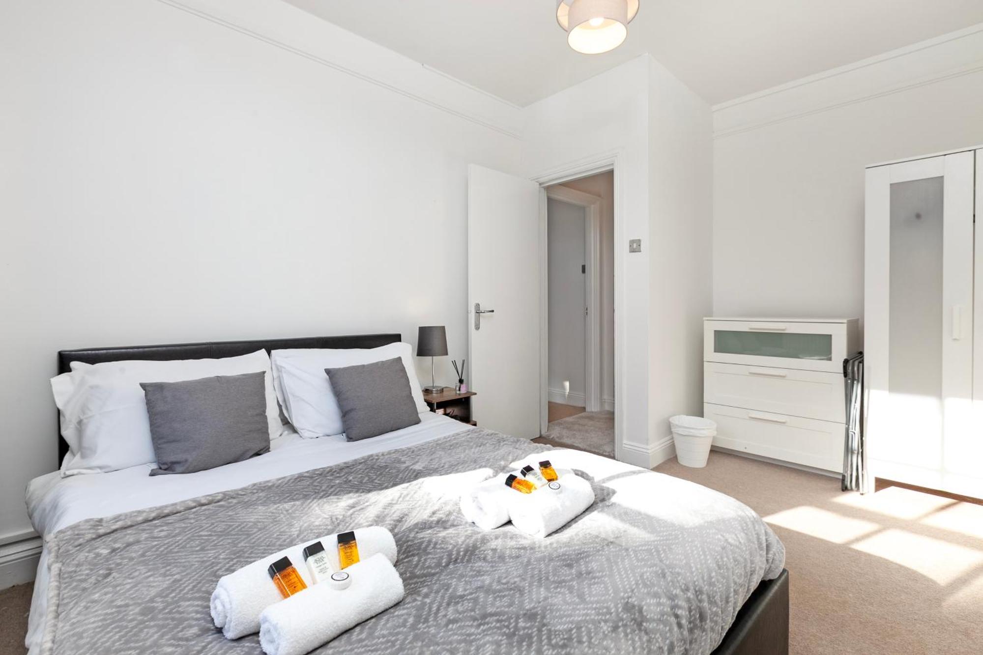 Beautiful 3 Bedroom Flat In Scott Ellis Gardens Londra Exterior foto