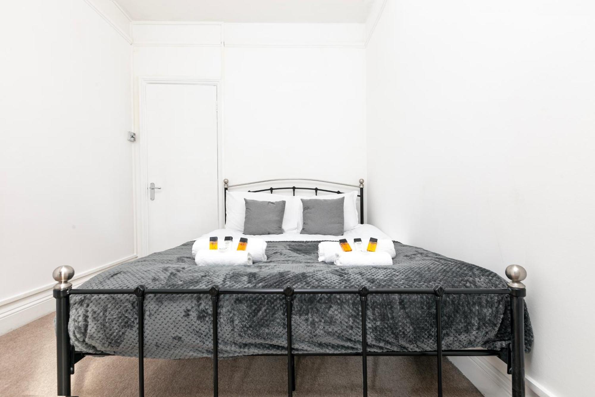 Beautiful 3 Bedroom Flat In Scott Ellis Gardens Londra Exterior foto